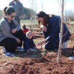 El Bosque de la Vida sigue creciendo con la plantación de 230 árboles de las familias con hijos nacidos en 2021 y 2022