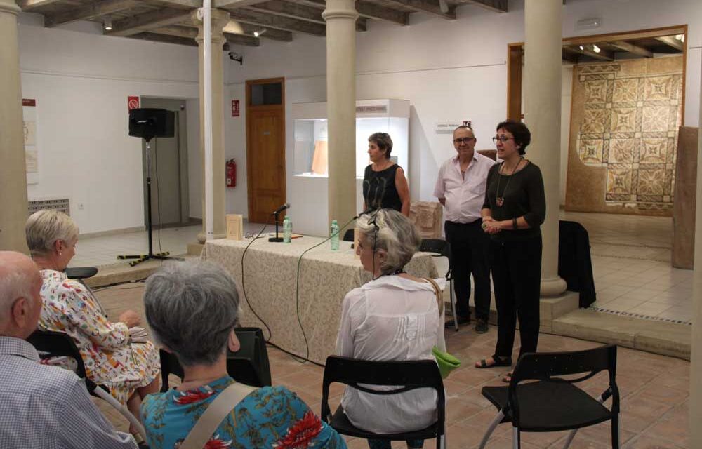 El Museo Municipal acoge la presentación de «Di-versos», la nueva obra bilingüe de Elvira Perpinya