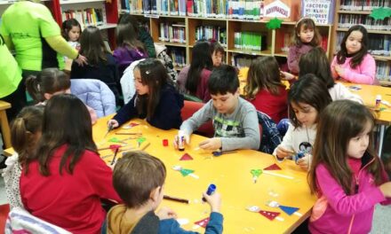La Biblioteca Municipal Cervantes anticipa la Noche de Reyes con un taller de manualidades