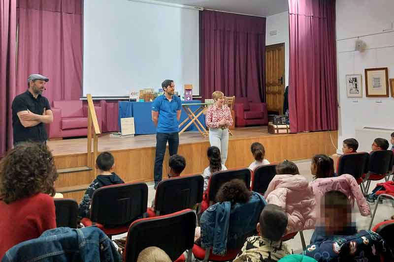 Juan Malabar encanta a los niños y niñas de Argamasilla de Alba con sus ‘Cuentos de quita y pon’