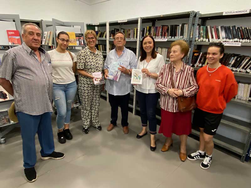 El autor Vicente Muela hace entrega a la alcaldesa de una copia de sus libros para que permanezcan en la biblioteca