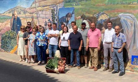El mural homenaje a la arraigada temática de la huerta herenciana convertido en todo un reclamo turístico