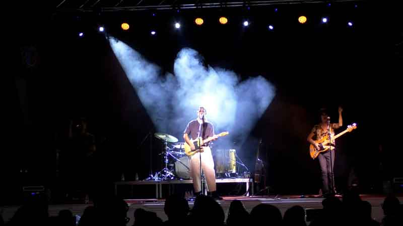 Pedro Pastor y Los Locos Descalzos llenan de música y vino la Verbena Municipal en la cuarta edición del AirénFest 2025