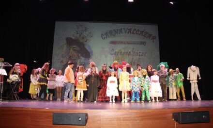 El pregonero Paco Librado da el pistoletazo de salida al Carnavalcázar 2025
