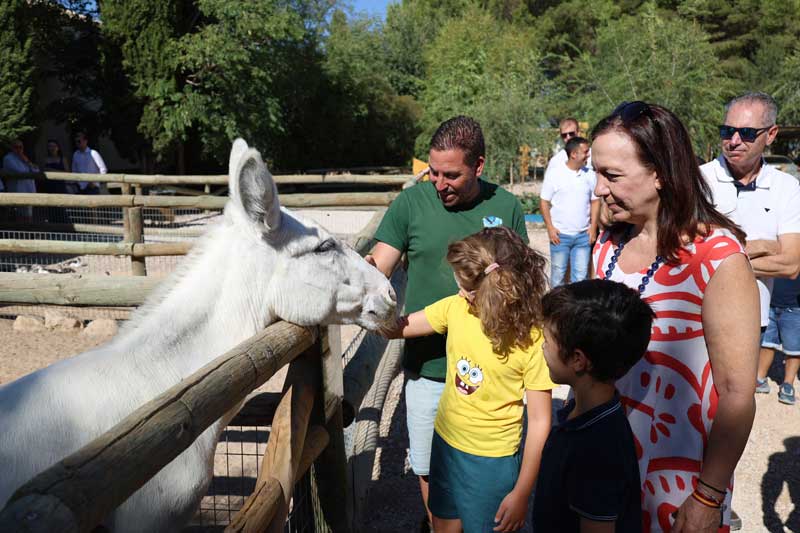Nace ‘El Pinar de las Águilas’, una granja escuela en Alcázar de San Juan que combina los animales de granja con la cetrería