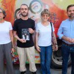 El autor e ilustrador alcazareño Ismael Muñoz presenta en el Bus Cultural su primer libro infantil “Lía y las criaturas invisibles”